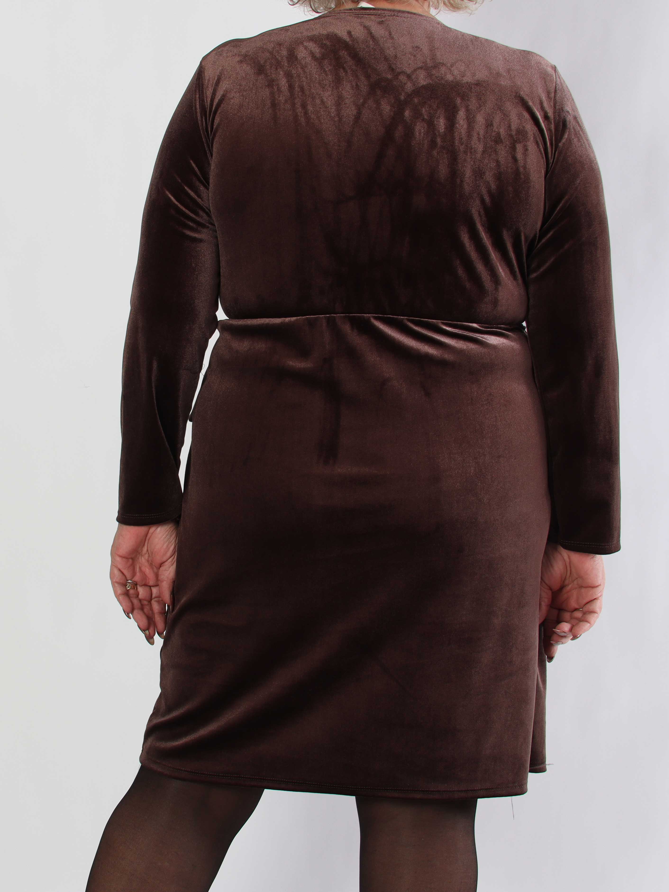 Sinda - Plus size velourkjole med slå-om effekt og spænde